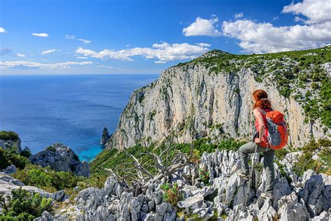 Frau Beim Wandern Blickt Auf K Ste Am Bild Kaufen Lookphotos