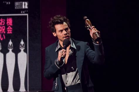 Brit Awards cantor e compositor Harry Styles conquista quatro prémios