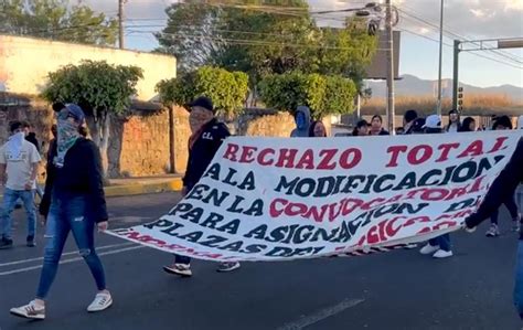 Marchan Egresados Normalistas Y Bloquean Paso En El Monumento En