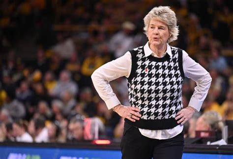 Iowa Coach Lisa Bluder Heartbroken For Injured Hawkeyes Player - The Spun