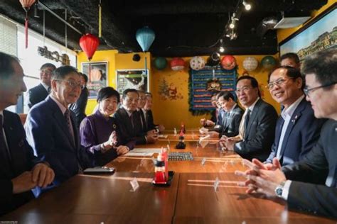 訪日中のトゥオン国家主席、小池都知事と都内バインミー店で朝食 政治 Vietjoベトナムニュース