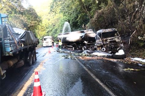 Carreta 35 mil litros de etanol e gasolina pega fogo após batida em