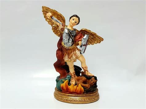 Figura de resina del arcángel Miguel