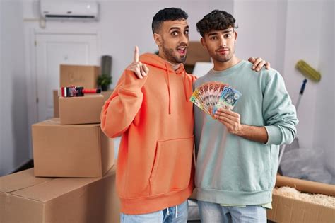 Jovem Casal Gay Hisp Nico Se Mudando Para Uma Nova Casa Segurando Notas