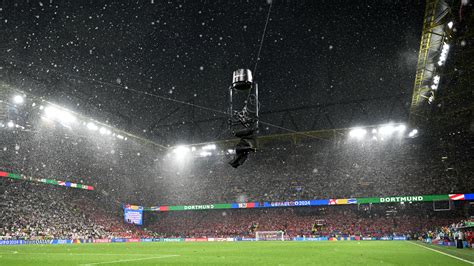 Unwetter in Dortmund Spiel zwischen Deutschland und Dänemark unterbrochen