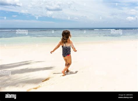 Kleines M Dchen Im Bikini Auf Dem Idyllischen Strand Anse Baleine Mahe Island Seychellen