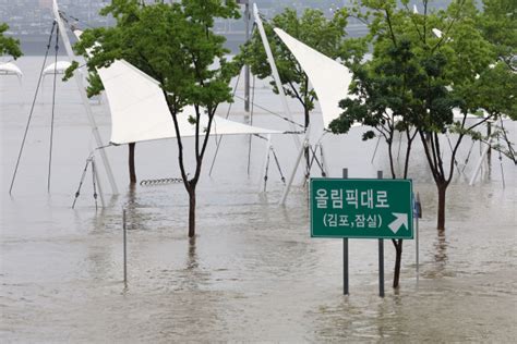 밤샘 물폭탄에 서울 곳곳 몸살 도로 및 다리 통제·노원 산사태주의보종합 서울경제