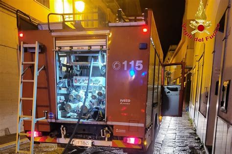 Incendio Al Negozio Di Tatuaggi Al Vomero In Fiamme La Saracinesca