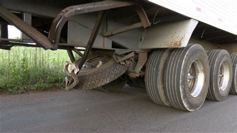 Carro fica destruído após parar embaixo de caminhão na BR 277 e