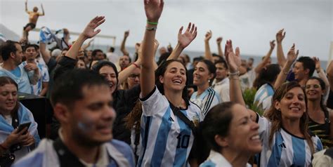 Globos Banderas Y Bufandas El Recibimiento Que Preparan Los Hinchas