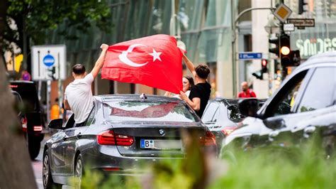 Fu Ball Em T Rkische Fans Feiern In Berlin Autokorso Am Ku Damm