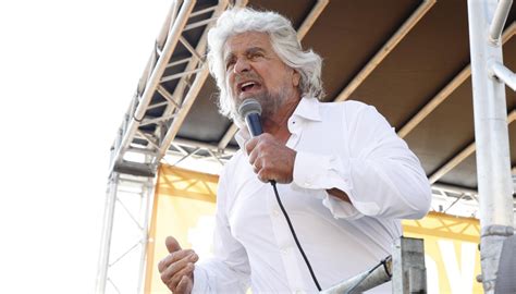 Beppe Grillo Dimesso Dall Ospedale Di Cecina Torna A Casa Le Sue Prime