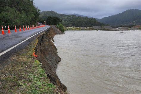 Sunlive Sh35 Closed As Road Collapses Into River The Bays News First