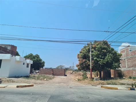 Construyen Una Casa En La Mitad De Una Calle Sin Pavimentar En