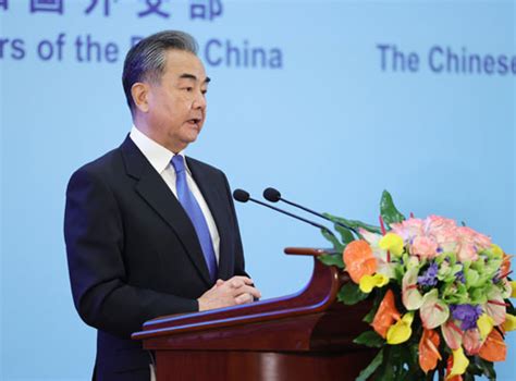 Wang Yi participe à la réception commémorant le 30e anniversaire de l