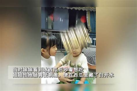 10岁姐姐西瓜藏水哄1岁妹妹喝，妹妹认真喝水毫无察觉：太好骗了 妹妹 西瓜 姐姐