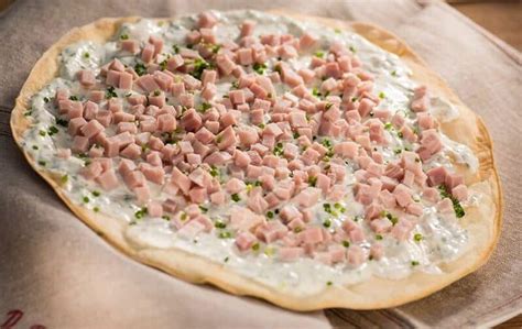 Flammkuchen mit Kräuter Crème fraîche und Schinken Martina s Kochsalon