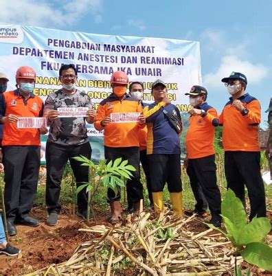 FK Unair IKA Unair Bersama BPBD Jatim Adakan Penghijauan Cegah Tanah