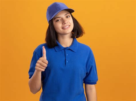 Repartidor Joven En Uniforme Azul Y Gorra Sonriente Mostrando Los