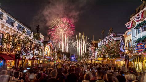 Electrical Parade Y Los Fuegos Artificiales Regresan A Disneyland