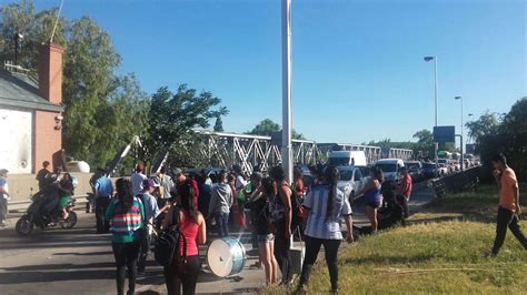 Así la gente expresaba su enojo por la sorpresiva protesta en los