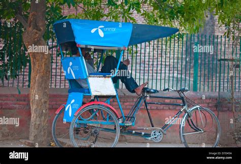 Rickshaw driver resting in India Stock Photo - Alamy