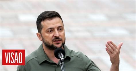 Visão Zelensky acusa Rússia de assassínios e tortura em Izium