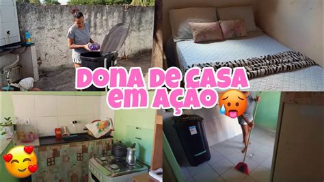 Dona de casa em ação limpeza da casa usei minha lavadora suggar