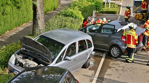 Unfall In Kornwestheim Feuerwehr Schneidet Autodach Auf Ludwigsburg