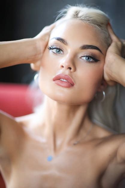 Portrait De Jeune Femme Blonde Avec Peau Bronzée Photo Gratuite