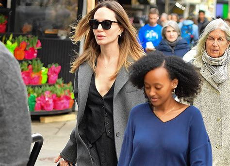 Angelina Jolie E Zahara Fazem Compras Juntas Em Passeio Por Nova York