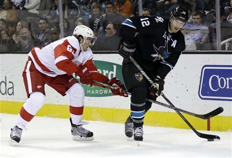 Joe Pavelski Scores Twice To Lead Sharks To 4 1 Victory Over Red Wings The Hockey News