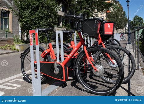 Bicicletas Estacionadas Desde Velospot En Basel Suiza Foto Editorial