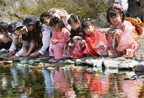 女児ら願い込め、流しびな 奈良・五條市の吉野川 サッと見ニュース 産経フォト