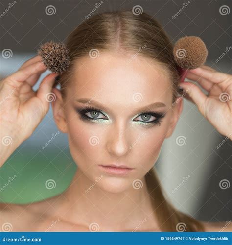 Mujer Con Cepillos En La Cara De Maquillaje Mujer Con Pelo Rubio Y