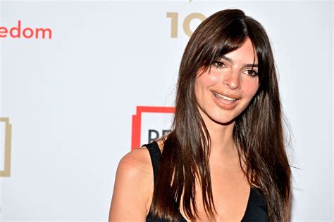 Emily Ratajkowski Seins Nus Le Mannequin En Fait Voir De Toutes Les