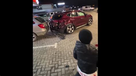 video Momentul în care un Mercedes intră în viteză într o parcare