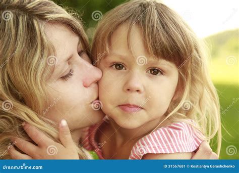 Maman Et Sa Petite Fille Sur Lherbe Image Stock Image Du Beauté Pré