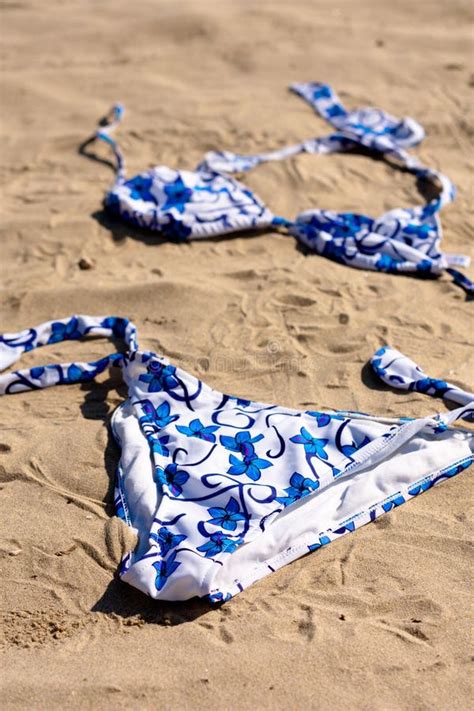 Bikini Op Een Strand Stock Foto Image Of Nadruk Openlucht 19565586