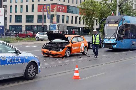 Wypadek busa i osobówki na Krakowskiej Jedna osoba ranna nie jeżdżą