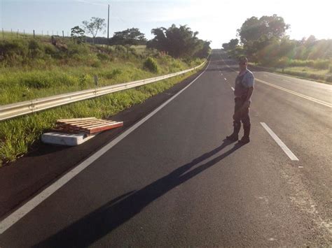 G1 Motociclista fica ferida ao tentar desviar de cama e colchão em