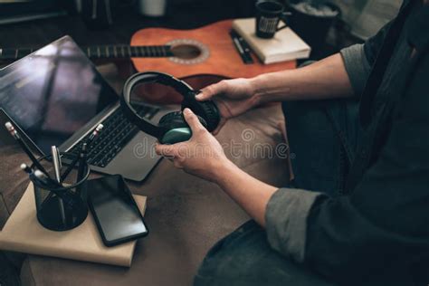 Hombres Con Auriculares Para Usar Y Escuchar Música En Un Sofá En Casa