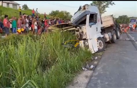 Vídeo Carreta que transportava energéticos tomba na BR 415 e carga é