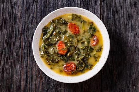 Sopa De Patata Y Col Rizada Con Caldo Verde Y Chorizo Foto Premium