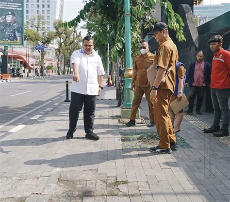 Dinas Sdabmbk Medan Perbaiki Trotoar Seputaran Lapangan Benteng