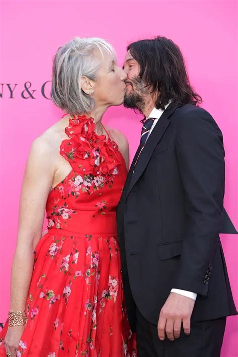 Keanu Reeves Comparte Romántico Beso Con Su Novia En Alfombra Roja