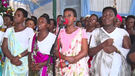 Yesu yarabambwe ku musaraba uteye isoni Chorale ya mbere Église de