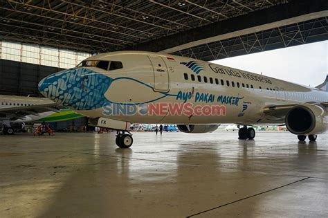 FOTO Pesawat Garuda Indonesia Pakai Masker Motif Batik Parang