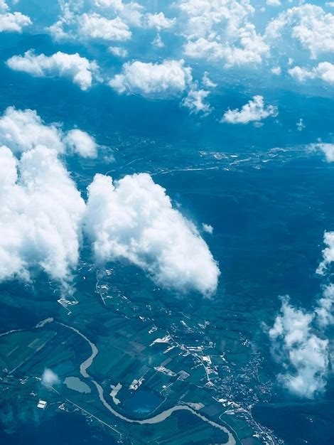 Las nubes y el cielo vistos a través de la ventana de un avión ventana