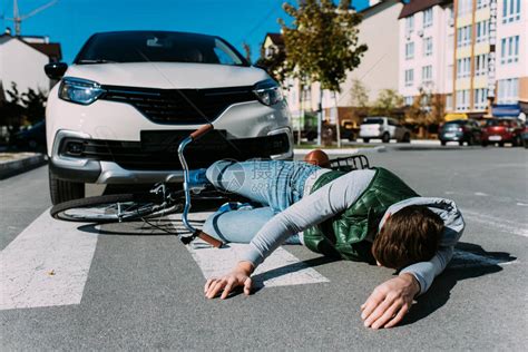 男骑自行车的男子在路上被汽车撞高清图片下载 正版图片503505983 摄图网